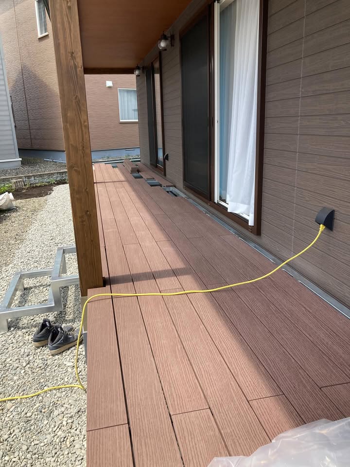 人工木を使った大きなデッキの完成