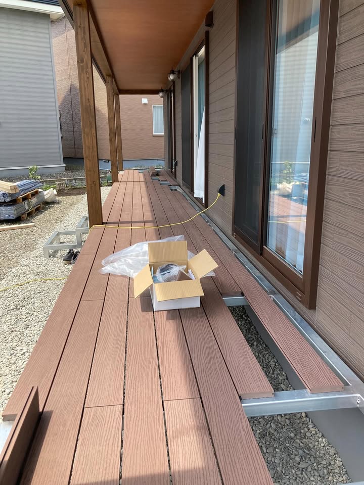 人工木を使った大きなデッキの完成