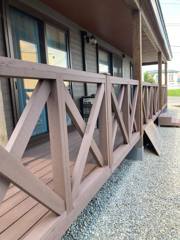 人工木を使った大きなデッキの完成