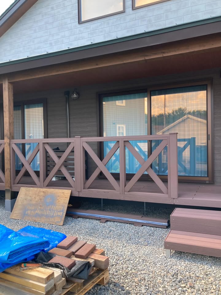 人工木を使った大きなデッキの完成