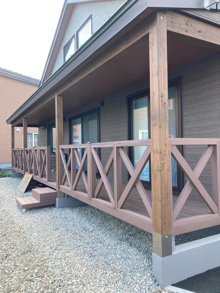 人工木を使った大きなデッキの完成