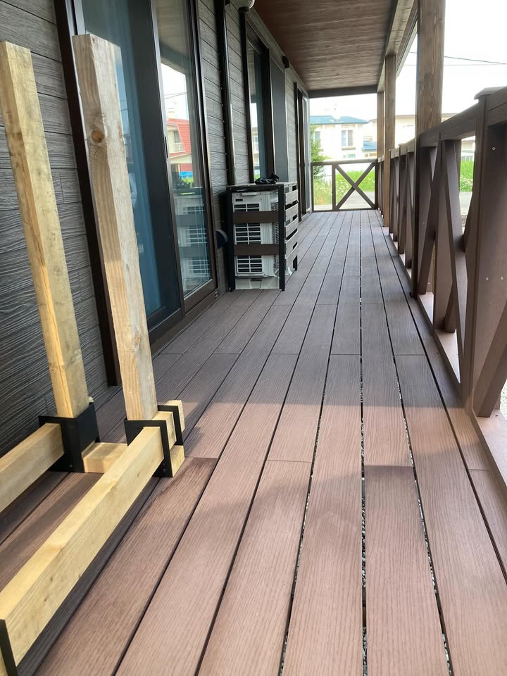 人工木を使った大きなデッキの完成