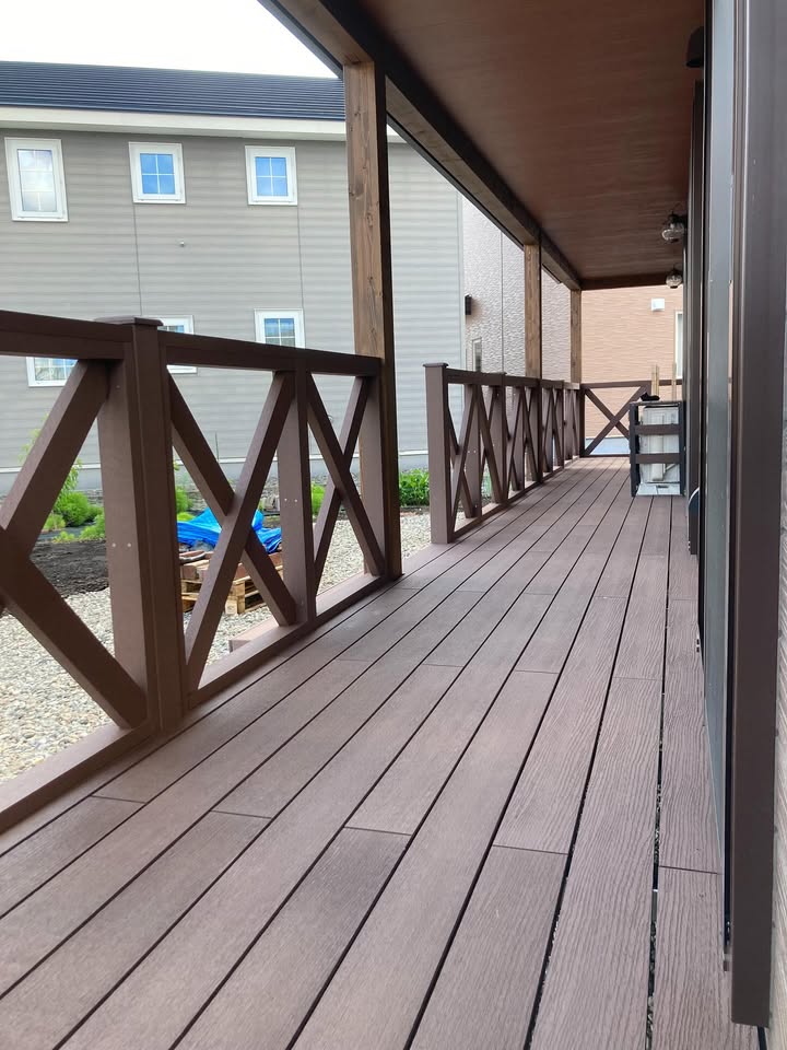 人工木を使った大きなデッキの完成