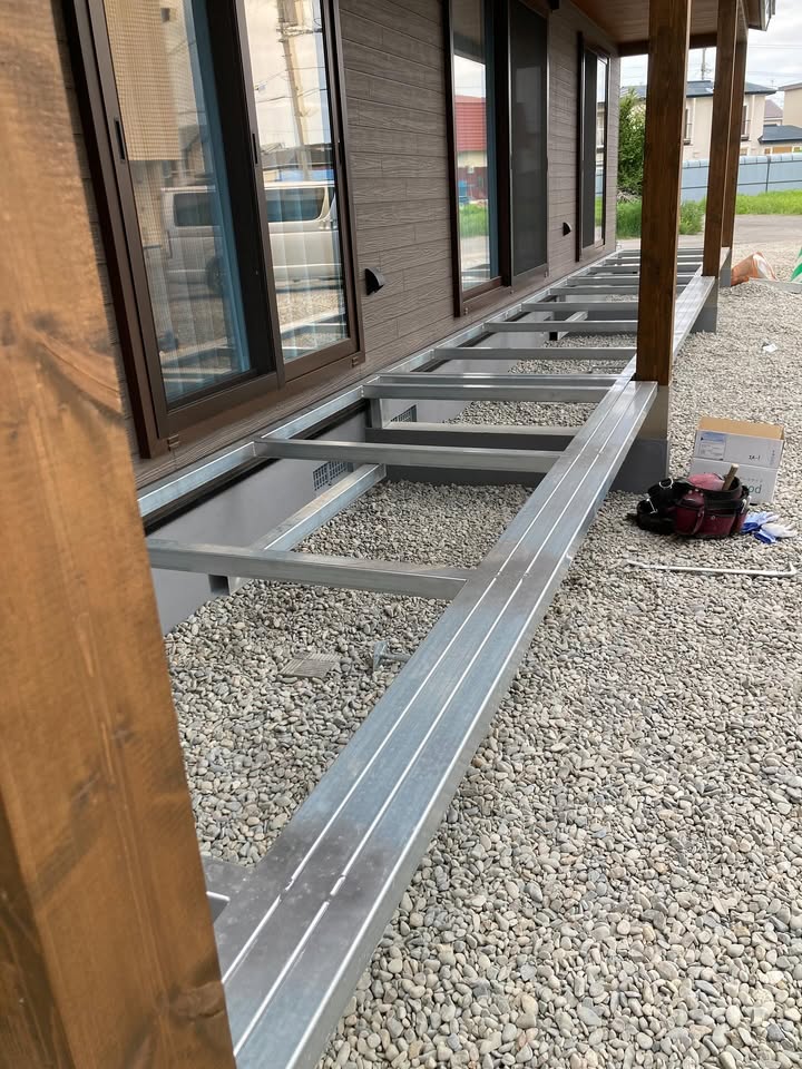 人工木を使った大きなデッキの完成