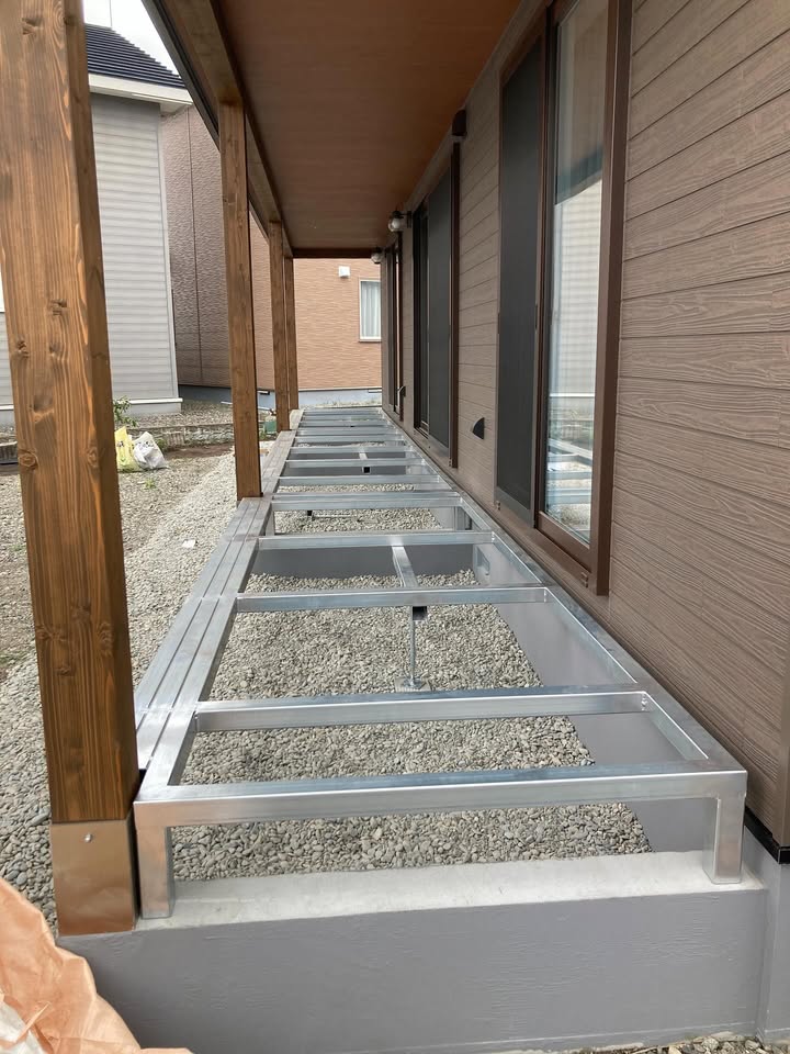 人工木を使った大きなデッキの完成