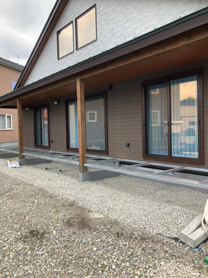 人工木を使った大きなデッキの完成