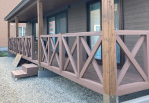 人工木を使った大きなデッキの完成