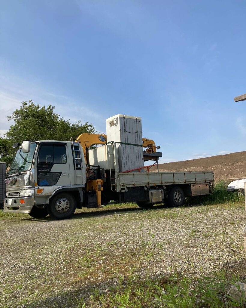 【帯広】トラックを自ら運転。現場の残材と仮設トイレの撤去に。