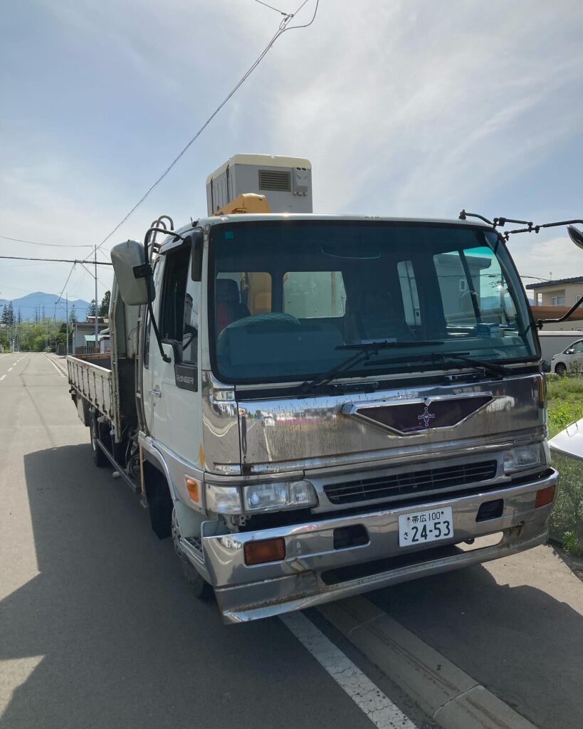 【帯広】トラックを自ら運転。現場の残材と仮設トイレの撤去に。