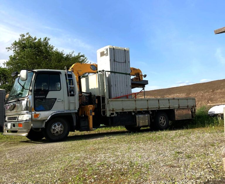 【帯広】トラックを自ら運転。現場の残材と仮設トイレの撤去に。