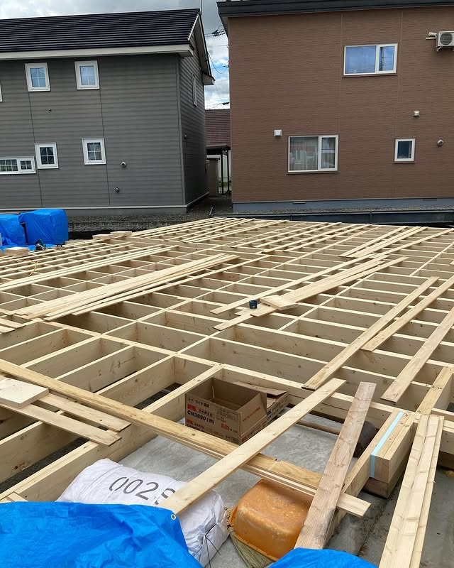 【帯広】床の施工が終わり、骨組みが見える立て起こしへ。