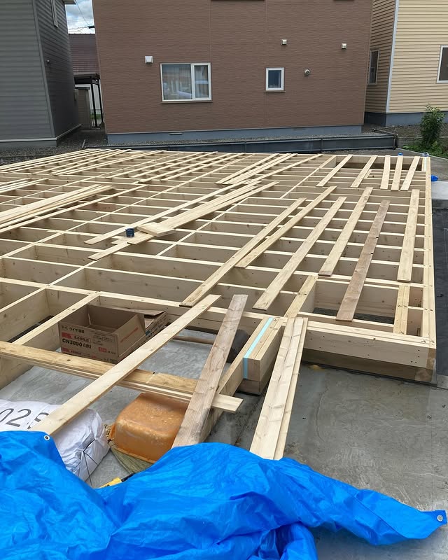 【帯広】床の施工が終わり、骨組みが見える立て起こしへ。