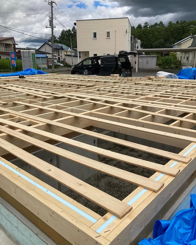 【帯広】床の施工が終わり、骨組みが見える立て起こしへ。
