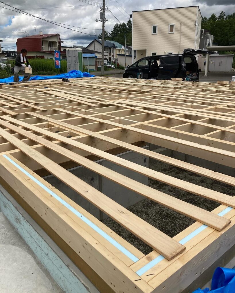 【帯広】床の施工が終わり、骨組みが見える立て起こしへ。