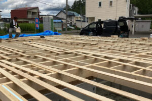 【帯広】床の施工が終わり、骨組みが見える立て起こしへ。