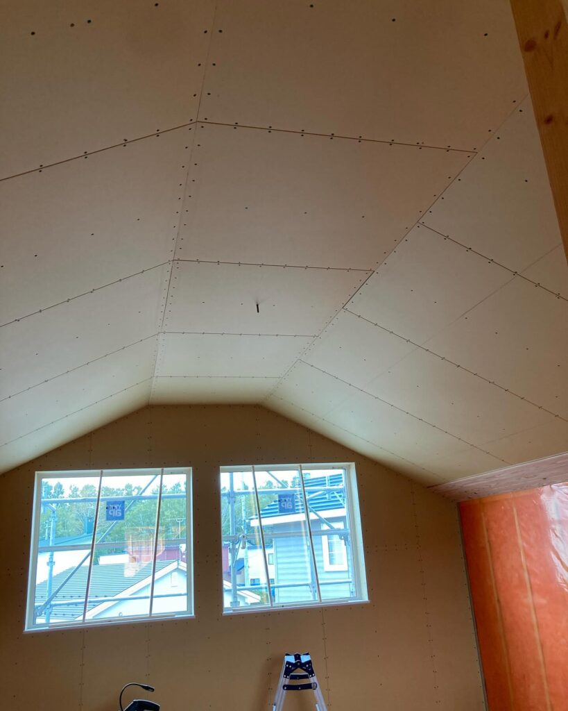 【帯広】特性を理解する選木のセンス、吹き抜けの天井の羽目板貼り