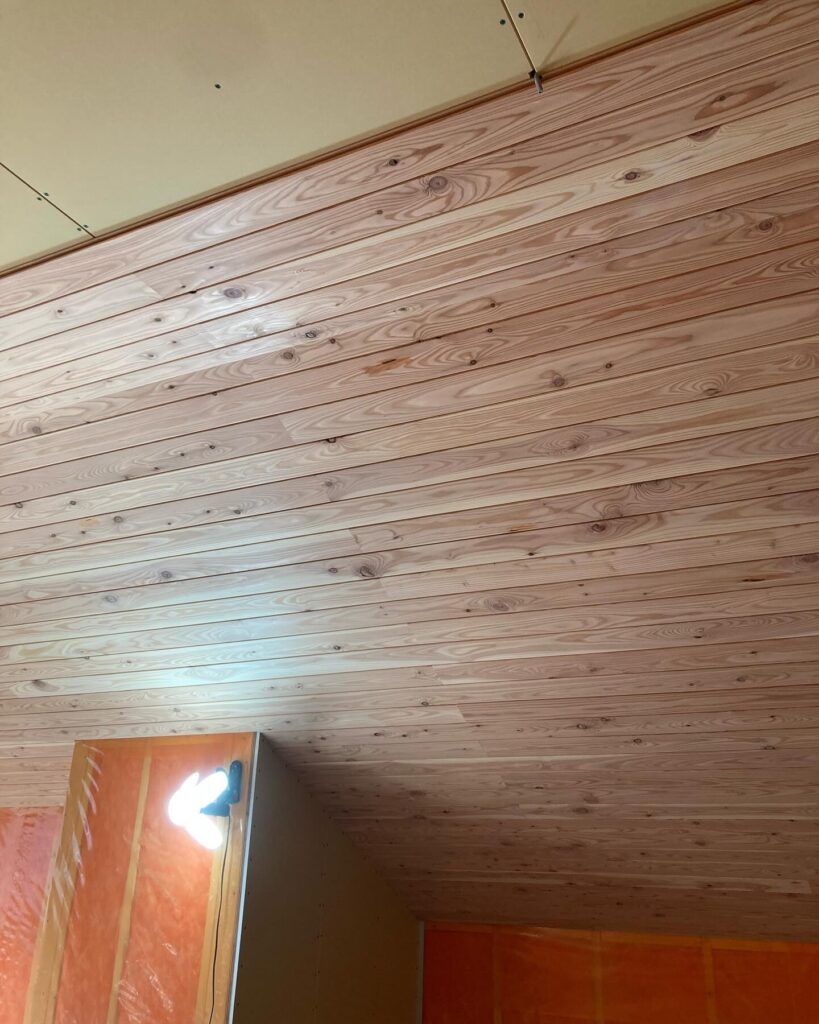 【帯広】特性を理解する選木のセンス、吹き抜けの天井の羽目板貼り