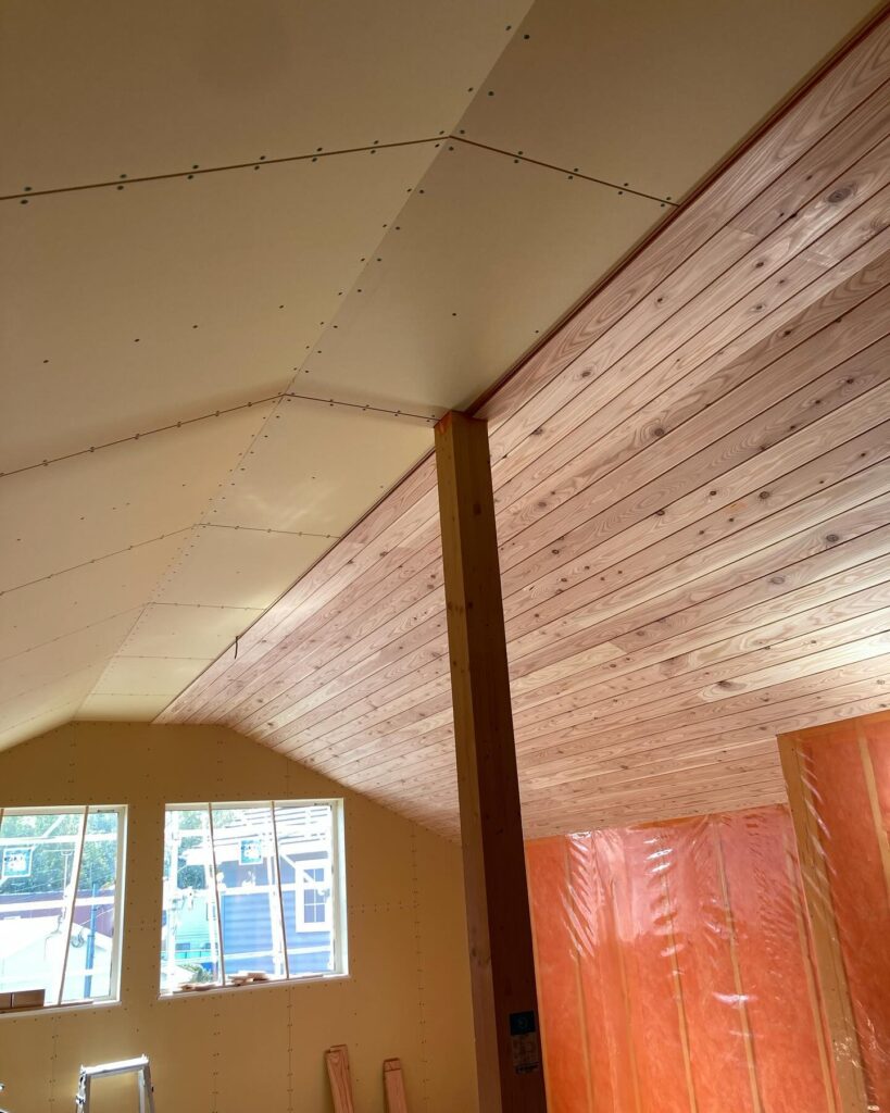 【帯広】特性を理解する選木のセンス、吹き抜けの天井の羽目板貼り