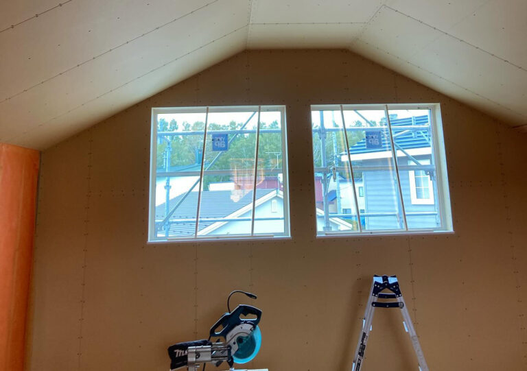 【帯広】特性を理解する選木のセンス、吹き抜けの天井の羽目板貼り