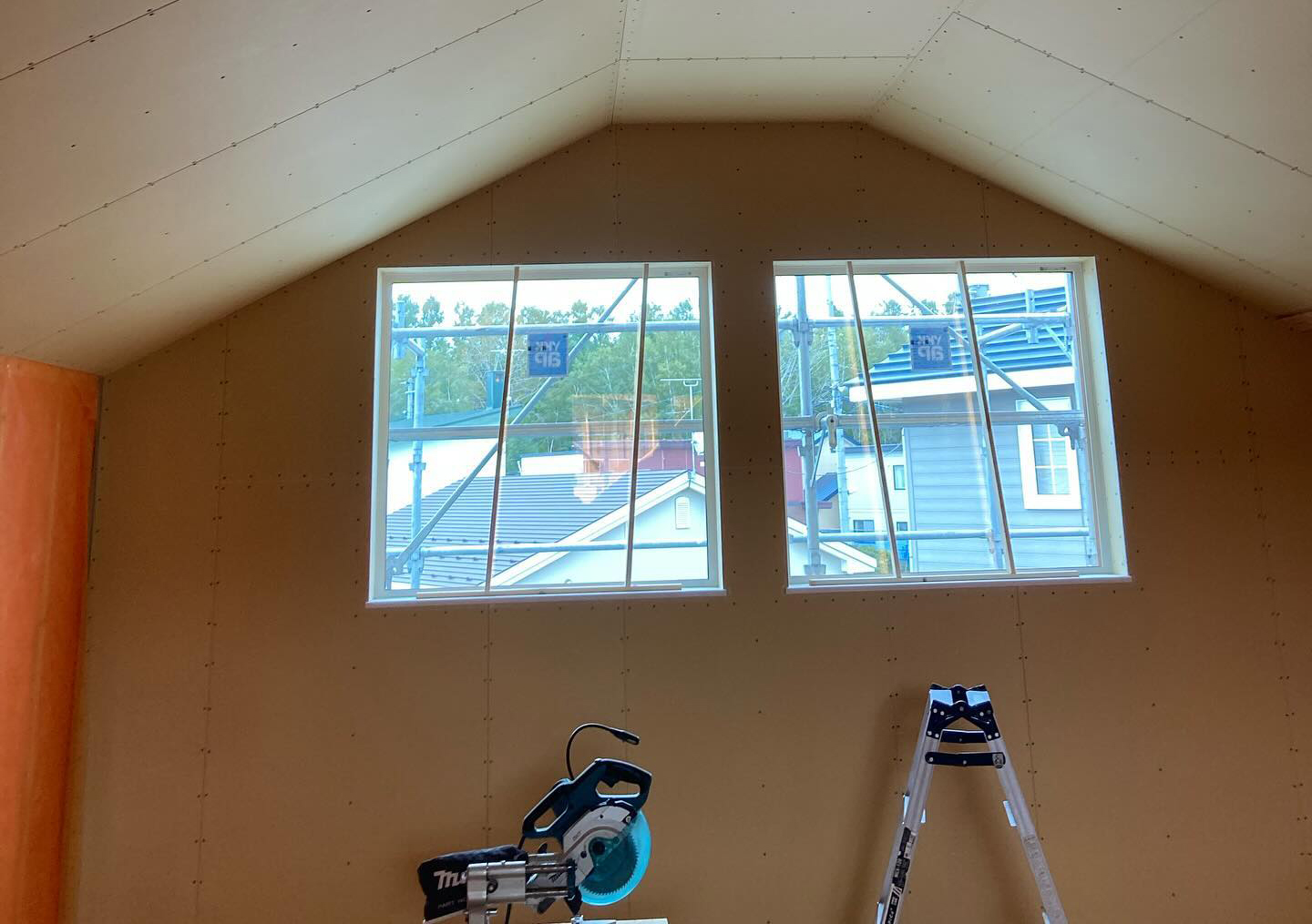 【帯広】特性を理解する選木のセンス、吹き抜けの天井の羽目板貼り