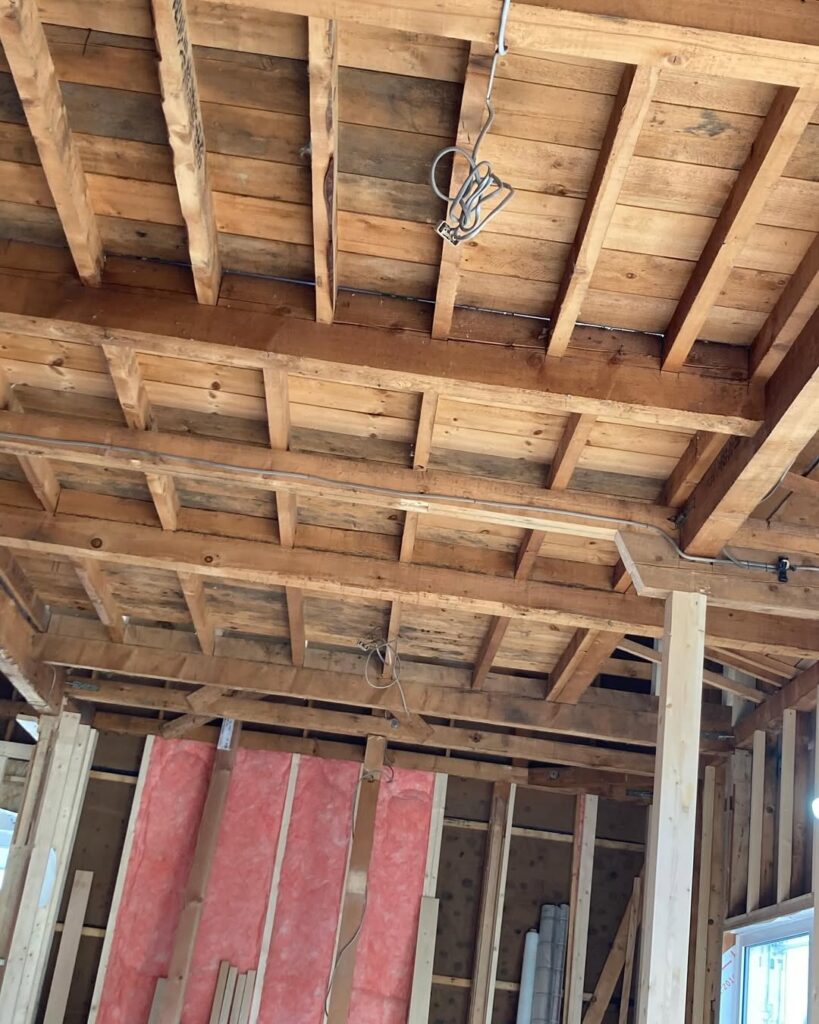 【帯広】床を解体し、古い梁を使って吹き抜けを作る