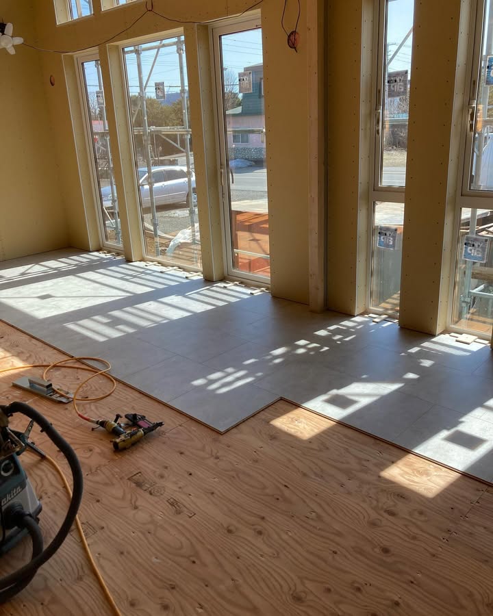 【清水町】難易度高めのフロアー貼り開始。