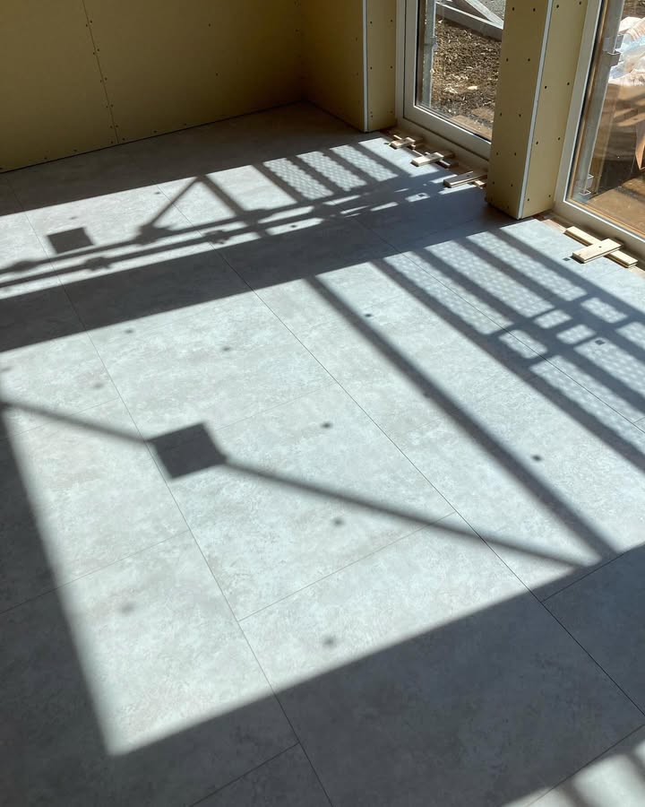 【清水町】難易度高めのフロアー貼り開始。