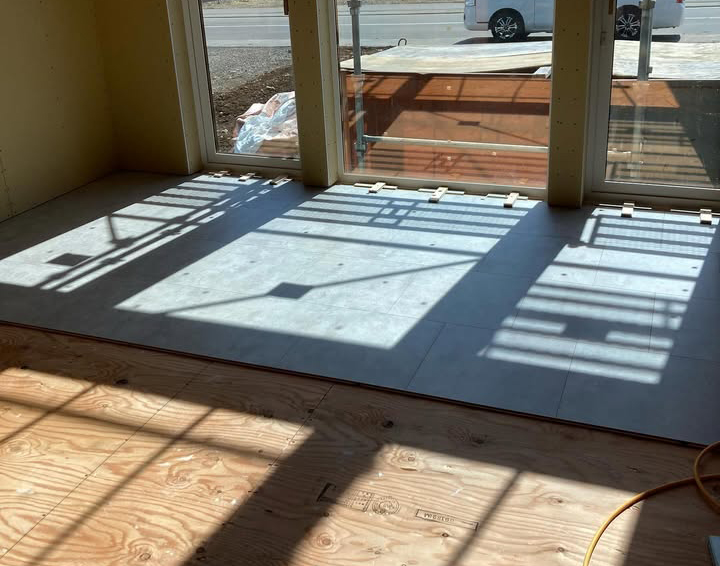 【清水町】難易度高めのフロアー貼り開始。