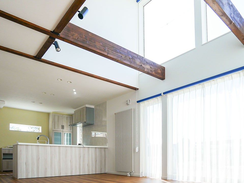 白と濃茶色の温かみあるモダンな家　帯広市B邸　2019年完成