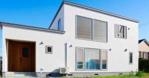 白と濃茶色の温かみあるモダンな家　帯広市B邸　2019年完成