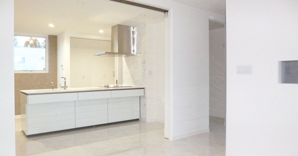 長年温めた夢を実現した、白を基調にしたモダンハウス　帯広市K邸