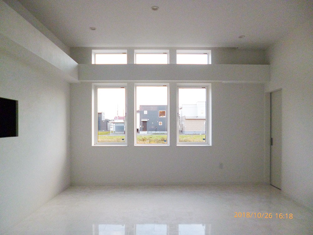 長年温めた夢を実現した、白を基調にしたモダンハウス　帯広市K邸