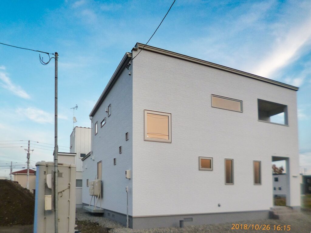 長年温めた夢を実現した、白を基調にしたモダンハウス　帯広市K邸