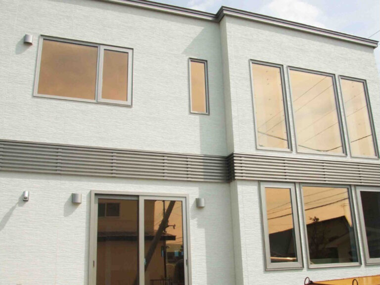 大きな窓と吹抜けで明るい雰囲気の家　帯広市Ｋ邸