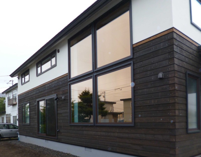 道南杉と漆喰で民家風に　帯広市K邸