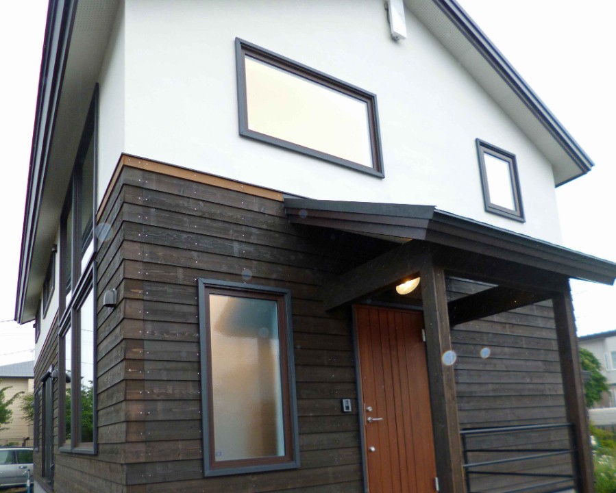 道南杉と漆喰で民家風に　帯広市K邸