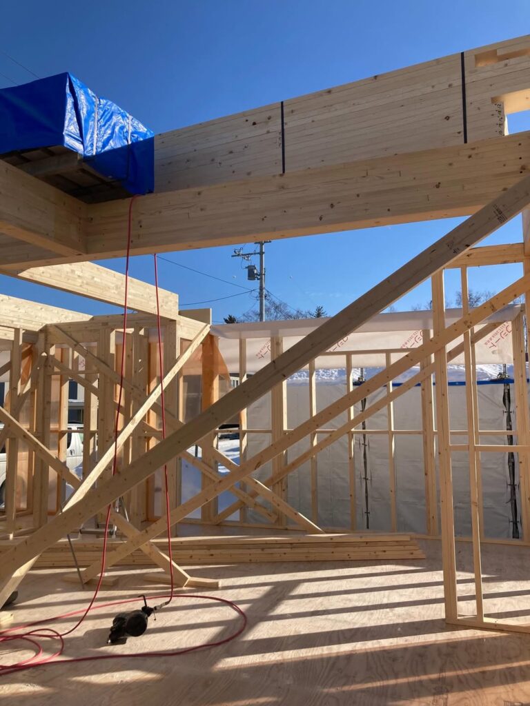 【帯広】大きな窓、大きな梁を入れて組んで行きます!!