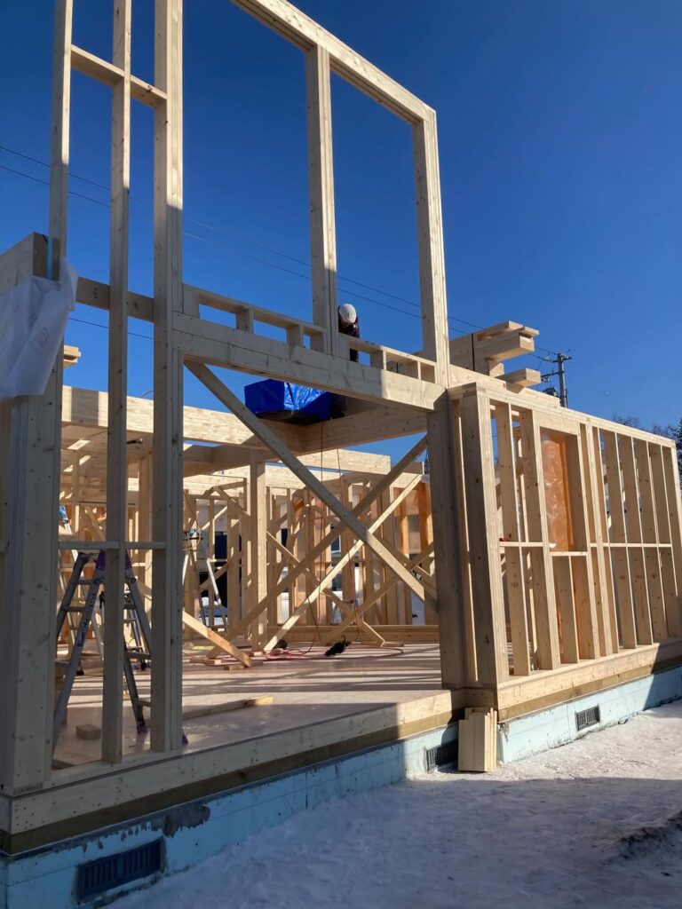 【帯広】大きな窓、大きな梁を入れて組んで行きます!!