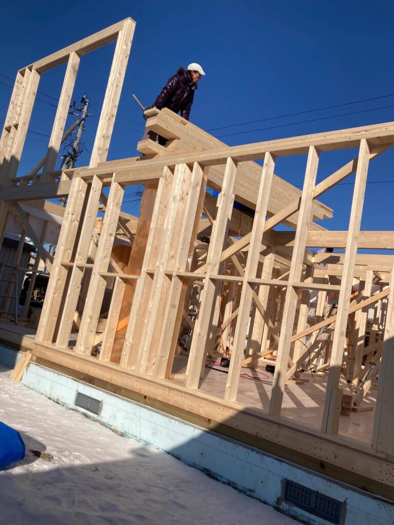 【帯広】大きな窓、大きな梁を入れて組んで行きます!!