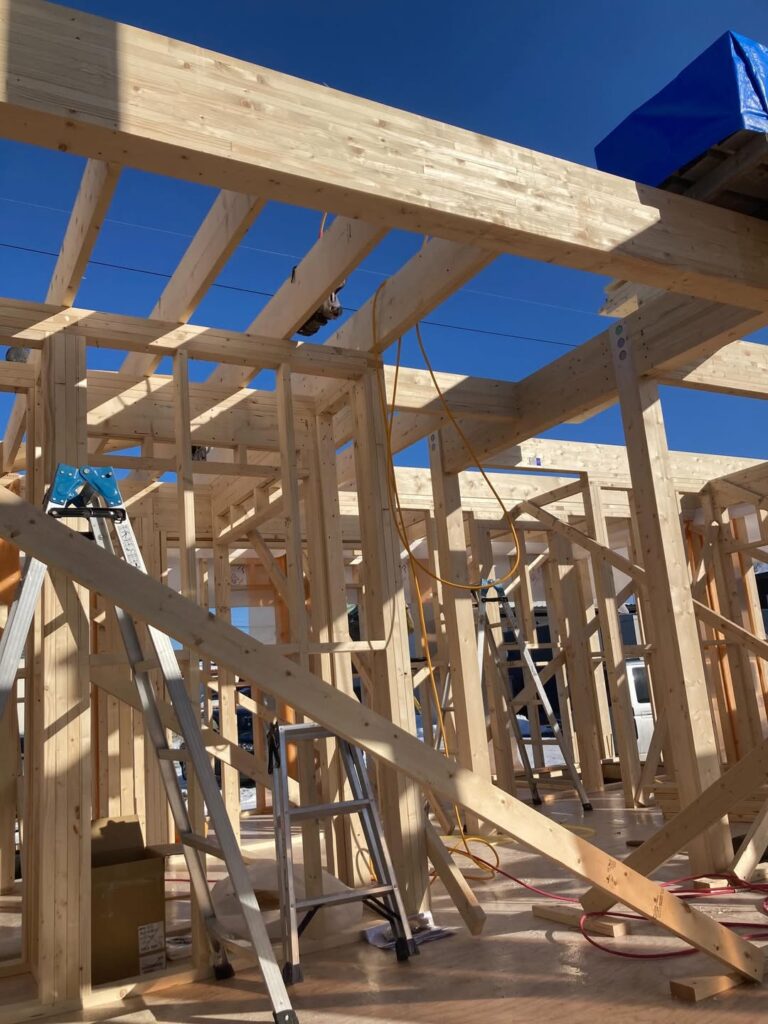 【帯広】大きな窓、大きな梁を入れて組んで行きます!!